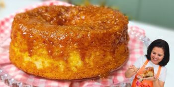Bolo de pera com gengibre e calda de caramelo