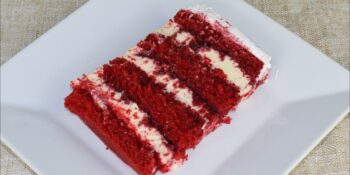 Bolo red velvet com recheio de brigadeiro de leite ninho