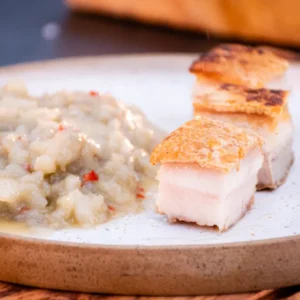 Panceta crocante com purê de maçã