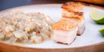 Panceta crocante com purê de maçã