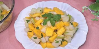 Salada refrescante de frutas com hortelã