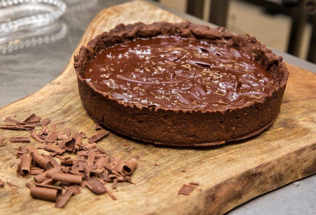 Torta de chocolate meio amargo com caramelo salgado receita
