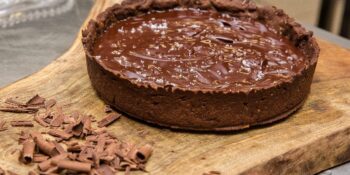 Torta de chocolate meio amargo com caramelo salgado
