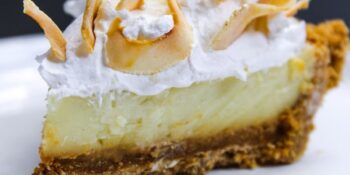 Torta de coco queimado com creme de baunilha