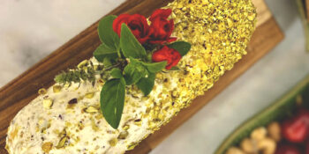 Torta de damasco com cream cheese e pistache