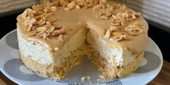 Torta de doce de leite com amêndoas e base de paçoca