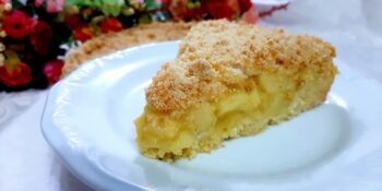 Torta de maçã com especiarias e farofa amanteigada