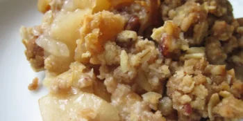 Torta de pera e gengibre com crumble de castanha