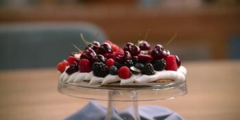 Torta de queijo mascarpone com frutas vermelhas frescas
