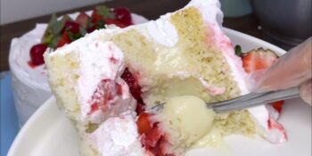Bolo de morango de confeitaria bem molhadinho