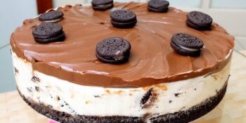 Bolo de mousse de leite ninho com Oreo