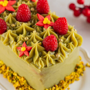 Bolo de pistache com framboesa e chantilly francês receita