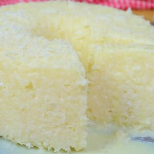 Bolo de tapioca com coco que não vai ao forno fácil simples