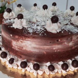 Bolo mousse trufado com base de pão de ló simples