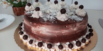 Bolo mousse trufado com base de pão de ló