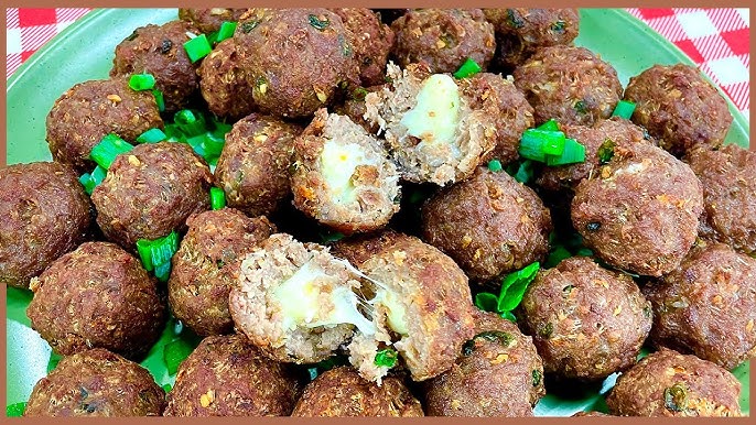 Lanche de carne moída na airfryer recheado com queijo