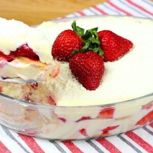 Pavê de leite ninho com morango receita