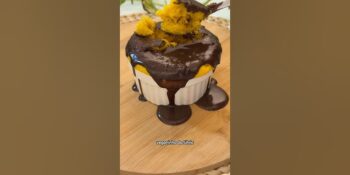 Bolo de cenoura de caneca com cobertura