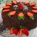 Bolo de chocolate amargo com frutas vermelhas receita