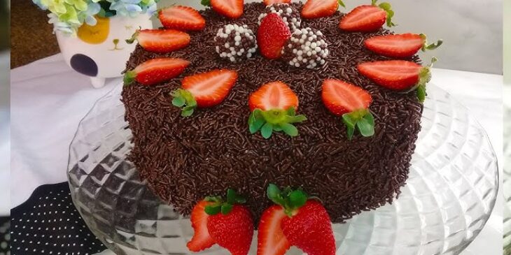 Bolo de chocolate amargo com frutas vermelhas receita