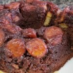 Bolo de chocolate com banana caramelizada fácil receita