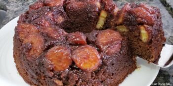 Bolo de chocolate com banana caramelizada fácil