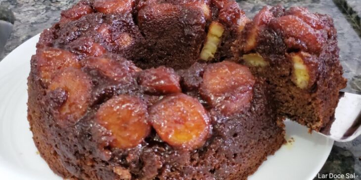 Bolo de chocolate com banana caramelizada fácil receita
