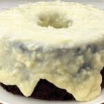 Bolo de chocolate com cobertura de beijinho receita