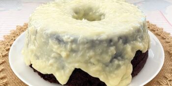 Bolo de chocolate com cobertura de beijinho
