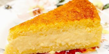 Bolo de milho cremoso com coco ralado