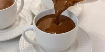Chocolate quente com cacau em pó
