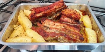 Costelinha de porco que desmancha na boca