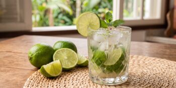 Drink de limão com Pitú simples, barato e cheio de presença