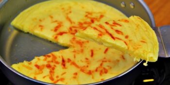 Pão de queijo de frigideira pronto em 3 minutos