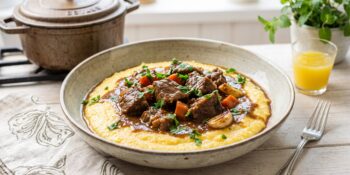 Polenta com carne de panela