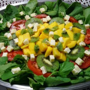 Salada tropical com rúcula como prreparar