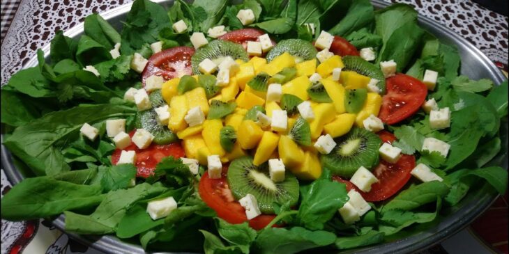 Salada tropical com rúcula como prreparar