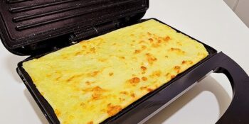 Sanduíche de pão de queijo na sanduicheira