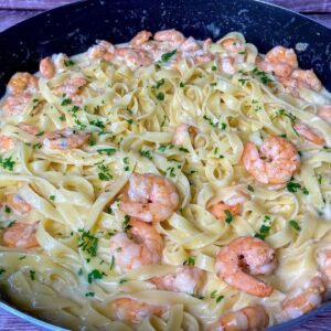 Talharim com molho de camarão cremoso receita