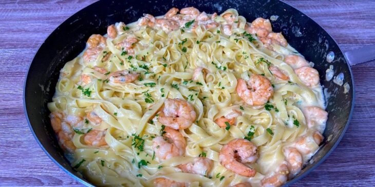 Talharim com molho de camarão cremoso receita