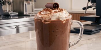 Achocolatado quente com chocolate em barra
