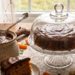 Bolo de cenoura com cobertura de chocolate e café receita