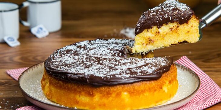 Bolo de milho com cobertura de brigadeiro receita