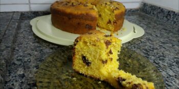 Bolo de milho com gotas de chocolate