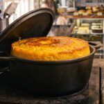 Bolo de milho no fogão