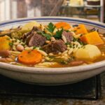 Sopa de carne com legumes e macarrão