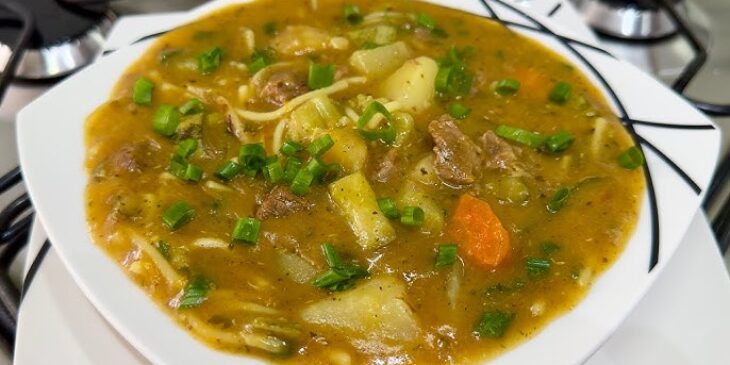 Sopa de carne com legumes e macarrão receita