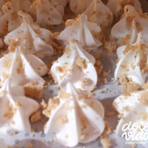 Suspiro com paçoca esfarelada