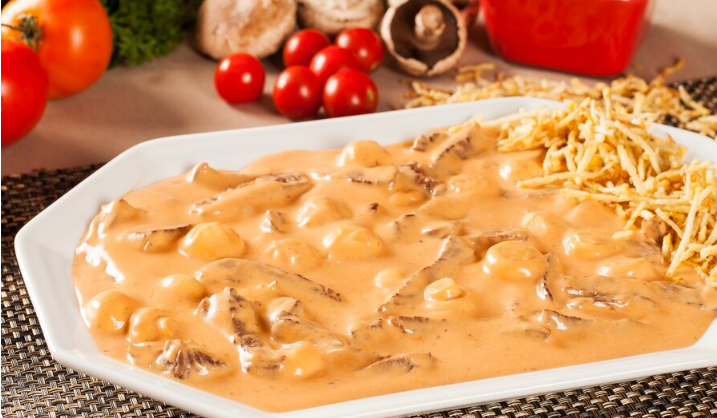 Strogonoff de frango na panela de pressão - Foto: Freepik