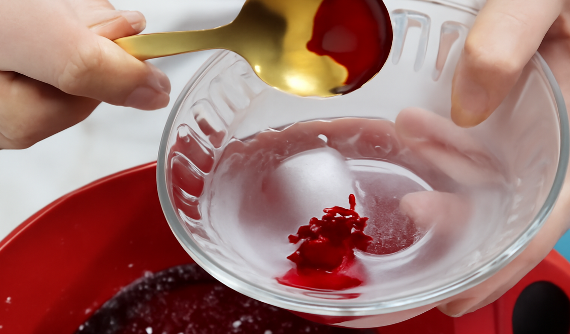 Faça o teste para saber o ponto da calda - Foto: Receitinhas